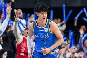 京媒：曾凡博骨头没事 腰部疼痛感较强 若球队需要会准备带伤出战